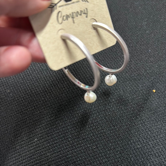 MATTE HOOP WITH PEARL earring