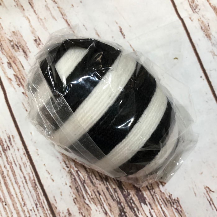 BLACK/WHITE EGG